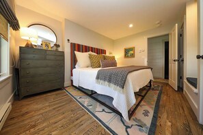 Room - Luxurious Crested Butte Home | 4 Bedroom | Walk to Elk | Gas Grill | Mtn Views (Crested Butte)