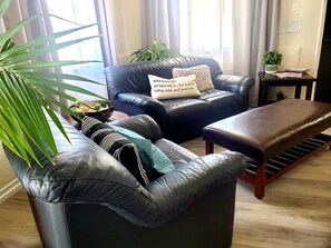 Una Smart TV, una mesa de tenis de mesa, libros