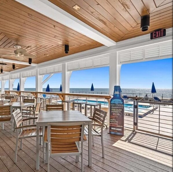 屋外ダイニングエリア