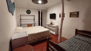 Minibar, escritorio y wifi gratis 