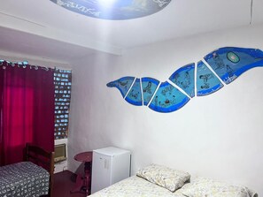 Minibar, escritorio y wifi gratis 