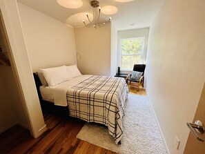 3 bedrooms, travel cot, free WiFi, bed sheets - Riverfront Stunning Open Concept 3bdrm near outdoor activities  (Trail)