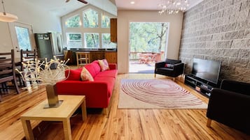 Een smart-tv, een dvd-speler en boeken