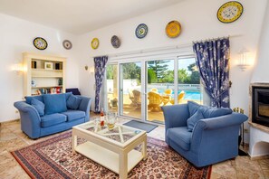 TV, fireplace - Casa Cúpula - Heated swimming pool, just 700m from golf course & clubhouse (Carvoeiro)