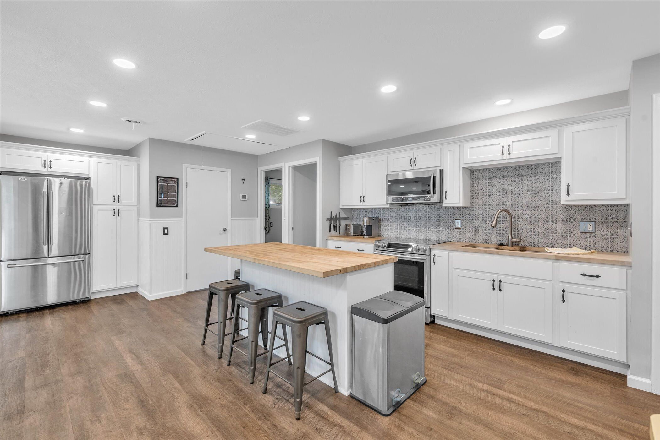 Réfrigérateur, micro-ondes, four, plaque de cuisson