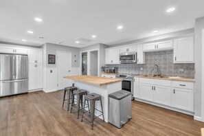 Fridge, microwave, oven, stovetop - Short walk to the pool/ tennis/ rec center Great outdoor space (Lakeside Marblehead)