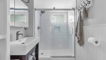 Douche, serviettes fournies, papier toilette
