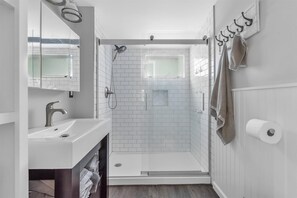Douche, serviettes fournies, papier toilette