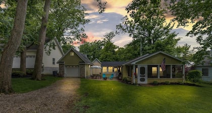 Short walk to the pool/ tennis/ rec center Great outdoor space