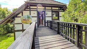 Un edificio tradizionale con un pontile in legno che conduce a una porta con il numero 221.