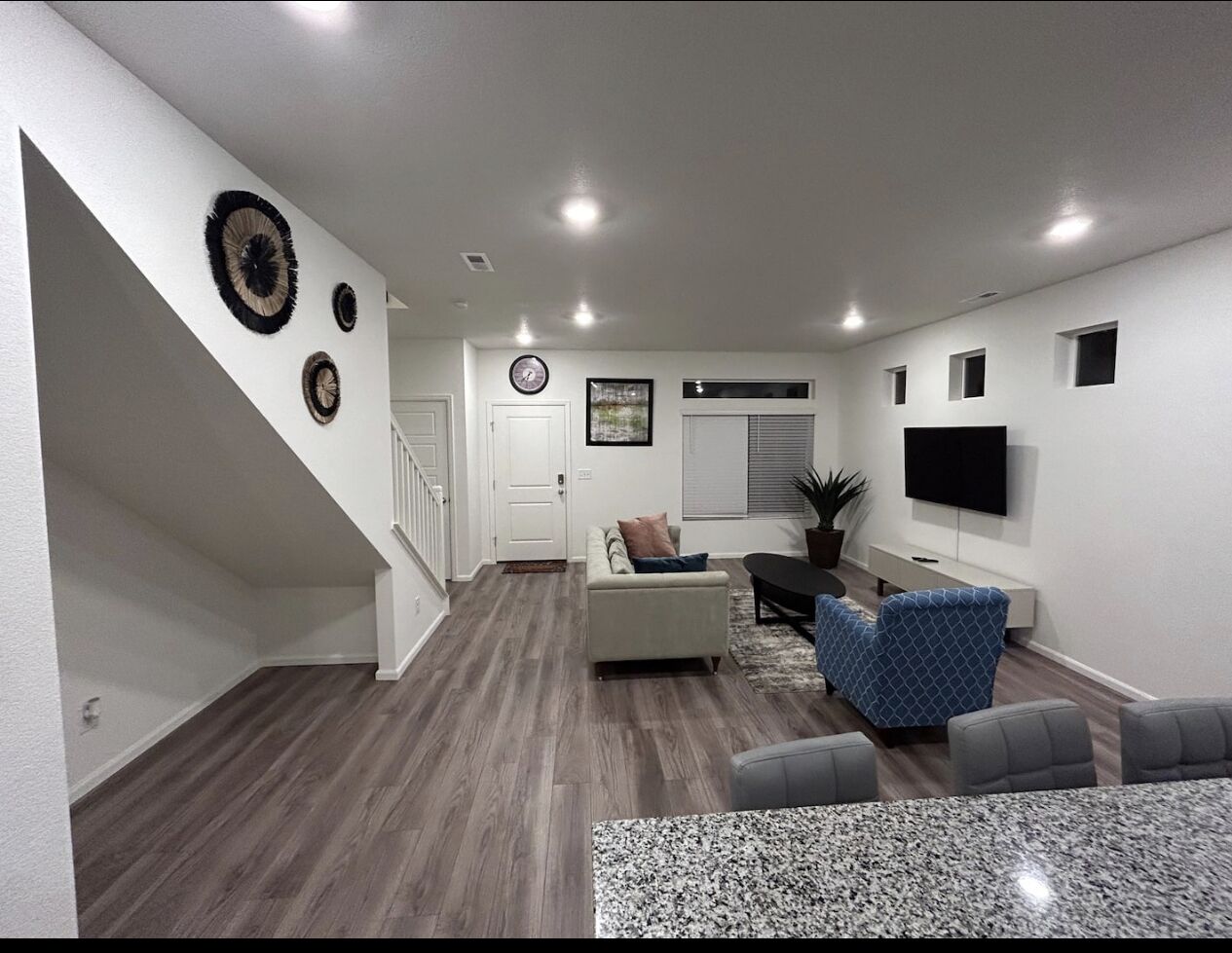 Cozy and cheerful family-sized home 12mins from DIA