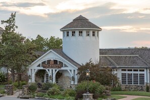 Exterior - Feb 10th-17th - Beautiful Lodge, Scenic Views, Family Friendly (Ridgedale)