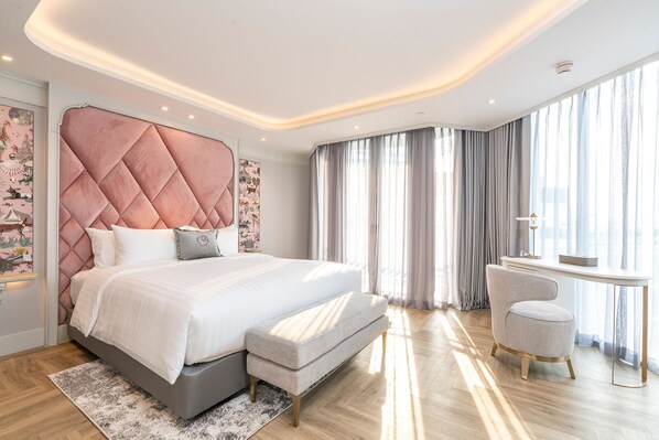 One Bedroom River View Suite | Literie de qualité supérieure, coffres-forts dans les chambres, bureau