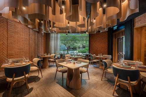 6 restaurantes; se sirven desayunos, comidas y cenas