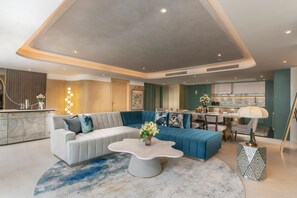 The Penthouse Two Bedroom Suite | Coin séjour | Télévision LED de 55 pouces avec chaînes par câble, télévision