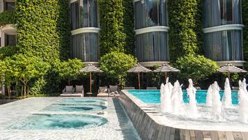 Piscina a l'aire lliure (horari: 07:00-20:00), para-sols i gandules