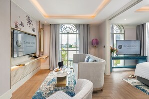 Estudi en suite | Sala d'estar | Televisor LED de 55 polzades amb canals per cable i televisor 