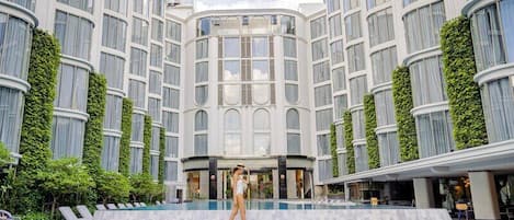 Piscine extérieure, accès possible de 7 h à 20 h, parasols