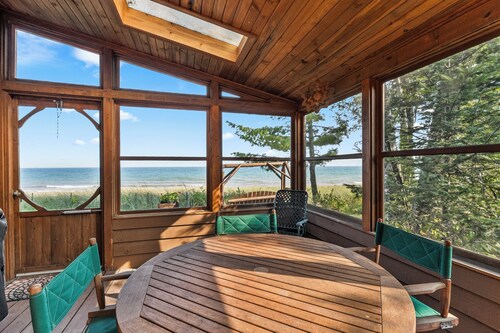 Waterfront with private sandy Beach- on 2 Acres! Dog Friendly with fence!