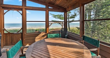 Waterfront with private sandy Beach- on 2 Acres! Dog Friendly with fence!