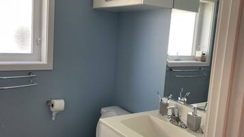 Badewanne, Haartrockner, Handtücher, Seife