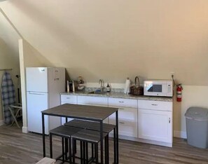 Refrigerador, microondas, placa de cocina, cafetera/tetera