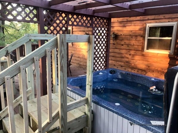 Outdoor spa tub - Back Roads Barn (Mena)