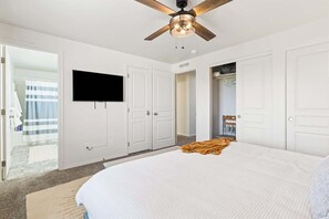 3 bedrooms, desk, iron/ironing board, travel crib