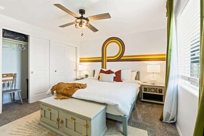 3 habitaciones, escritorio y tabla de planchar con plancha 