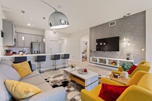 Apartment, 2 Schlafzimmer | Wohnzimmer | Flachbildfernseher