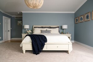 5 bedrooms, iron/ironing board, free WiFi, bed sheets
