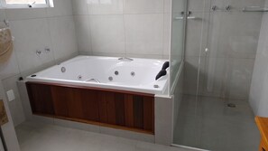 Dusche, Whirlpool, Haartrockner, Handtücher