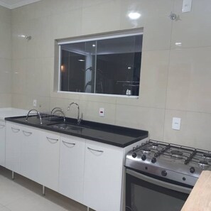 Geladeira, micro-ondas, fogão, cooktop