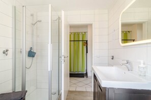 Shower, hair dryer, towels - Cosy Apartment Rothmund with Terrace (Überlingen)