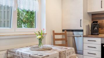 Een koelkast, een oven, een kookplaat, een vaatwasser