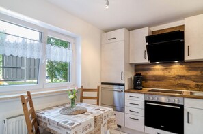 Réfrigérateur, un four, surface de cuisson, lave-vaisselle