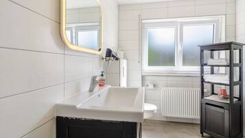 Shower, hair dryer, towels