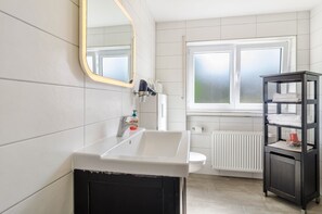 Ducha, secador de pelo y toallas