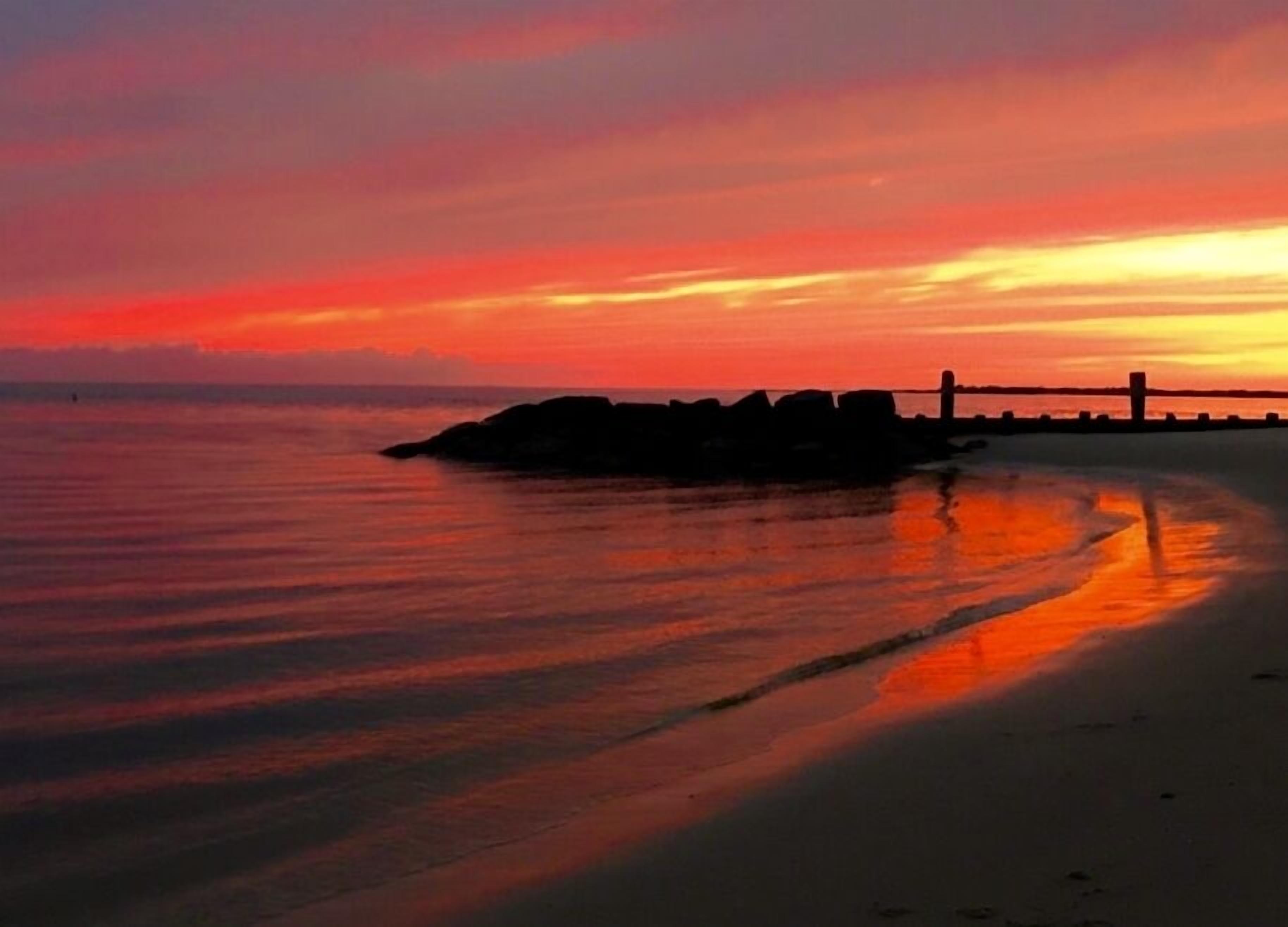 Beach nearby, sun loungers, beach towels