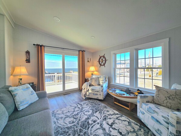 TV connectée, livres, médiathèque, chaîne hi-fi