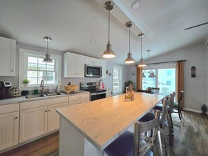 Fridge, microwave, oven, stovetop - Eagles Nest (Fortescue)