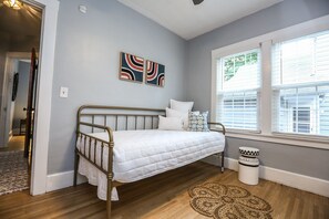 3 bedrooms, desk, iron/ironing board, free WiFi