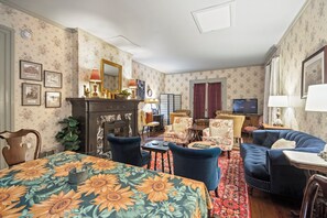 Interior - Loganberry Inn (Fulton)