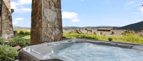 Tina de hidromasaje al aire libre