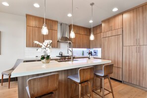 冷蔵庫、電子レンジ、オーブン、コンロ