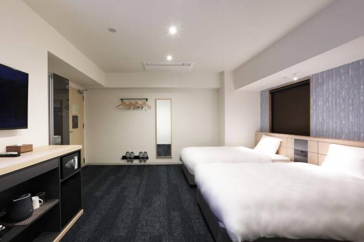 Hypo-allergenic bedding, desk, free WiFi