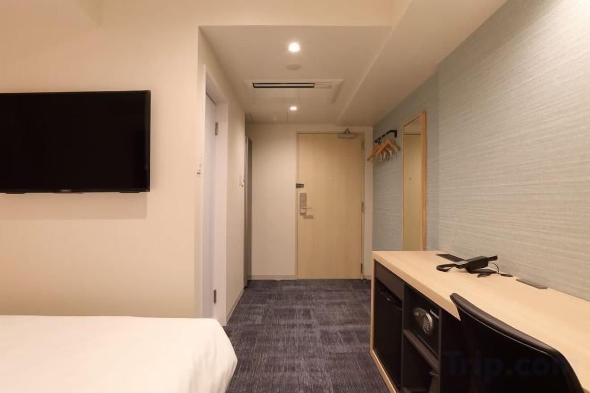 Hypo-allergenic bedding available, desk, WiFi (free)