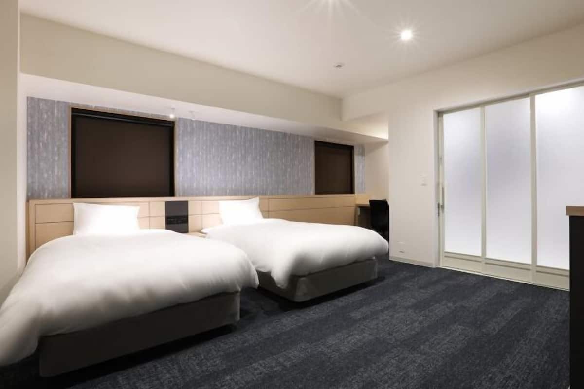 Roupas de cama antialérgicas, escrivaninha, Wi-Fi de cortesia