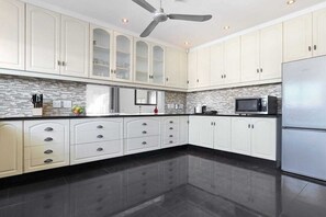 Køleskab, mikrobølgeovn, ovn, kogeplade