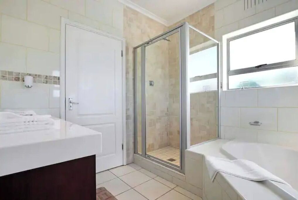 Tina con regadera, secadora de cabello, toallas, jabón 